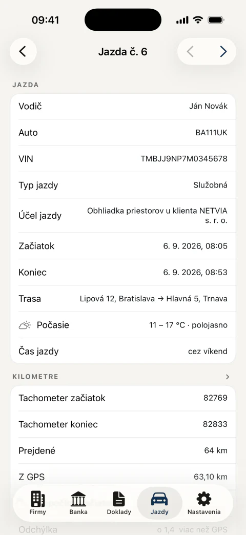 Detail jazdy: automaticky zapísaný začiatok a koniec, trasa, kilometre z tachometra aj z GPS
