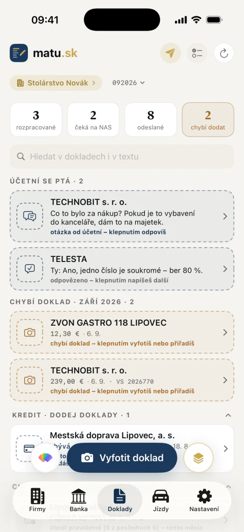 Seznam dokladů s otázkami od účetní a s prázdnými místy po chybějících dokladech