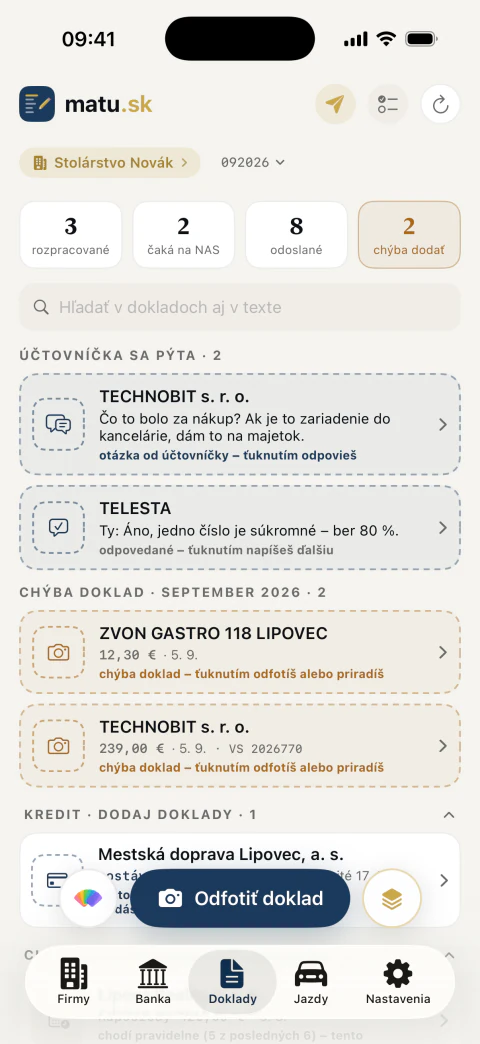 Zoznam dokladov s otázkami od účtovníčky a s prázdnymi miestami po chýbajúcich dokladoch